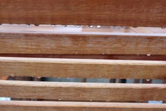 Banco após a chuva com gotas de água imagens de stock Banco após a chuva com gotas de água imagens de stock