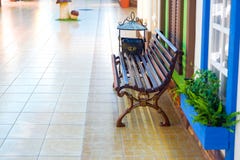 Banco di legno per resto sotto la finestra Fiori dalla finestra immagini stock libere da diritti Banco di legno per resto sotto la finestra Fiori dalla finestra immagini stock libere da diritti