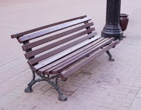 Banco di legno sulla via mobilia, città fotografia stock libera da diritti Banco di legno sulla via mobilia, città fotografia stock libera da diritti