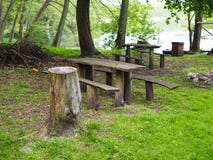 Banco en el parque por un lago, área de picnic imágenes de archivo libres de regalías Banco en el parque por un lago, área de picnic imágenes de archivo libres de regalías