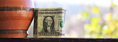 Banconota in dollari e porcellino salvadanaio Concetto di risparmio fotografia stock libera da diritti Banconota in dollari e porcellino salvadanaio Concetto di risparmio fotografia stock libera da diritti