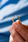 band gold hand holding vertical wedding Στοκ Εικόνα