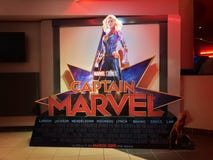 BANDAR SERI BEGAWAN BRUNEI - CIRCA MARS, 2019: En Standee av förundra sig skärm för hjältefilmkapten Marvel på bion arkivbilder BANDAR SERI BEGAWAN BRUNEI - CIRCA MARS, 2019: En Standee av förundra sig skärm för hjältefilmkapten Marvel på bion arkivbilder