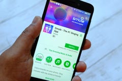 BANDAR SERI BEGAWAN, ΜΠΡΟΥΝΈΙ - 25 ΙΟΥΛΊΟΥ 2018: Ένα αρσενικό smartphone εκμετάλλευσης χεριών με Smule apps στο αρρενωπό κατάστημ στοκ φωτογραφίες BANDAR SERI BEGAWAN, ΜΠΡΟΥΝΈΙ - 25 ΙΟΥΛΊΟΥ 2018: Ένα αρσενικό smartphone εκμετάλλευσης χεριών με Smule apps στο αρρενωπό κατάστημ στοκ φωτογραφίες