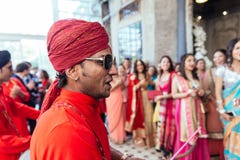 Bande de musicien portant Bandhgala et Pheta rouges à la cérémonie de mariage indienne à Bangkok, Thaïlande Photo stock Bande de musicien portant Bandhgala et Pheta rouges à la cérémonie de mariage indienne à Bangkok, Thaïlande Photo stock