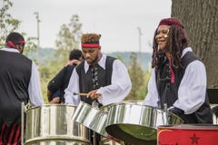 Bande en acier des Caraïbes de Gemstar jouant dehors à l'ouverture du parc gratuit de lieu de rassemblement photos stock Bande en acier des Caraïbes de Gemstar jouant dehors à l'ouverture du parc gratuit de lieu de rassemblement photos stock