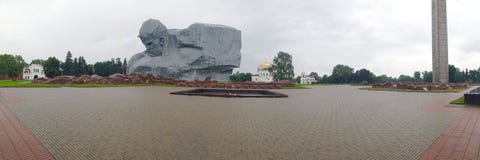 Bandeira com a imagem do monumento ‘coragem ‘na fortaleza de Bresta, Bielorrússia imagens de stock Bandeira com a imagem do monumento ‘coragem ‘na fortaleza de Bresta, Bielorrússia imagens de stock
