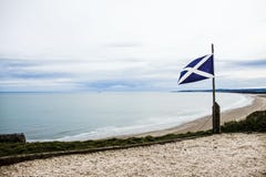 A bandeira de Escócia em St Cyrus Beach fotos de stock royalty free A bandeira de Escócia em St Cyrus Beach fotos de stock royalty free