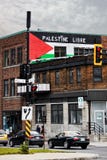 A bandeira de Palestina e o slogan livre do libre de Palestina Palestina pintaram nas paredes de tijolo de uma construção em Mont foto de stock A bandeira de Palestina e o slogan livre do libre de Palestina Palestina pintaram nas paredes de tijolo de uma construção em Mont foto de stock