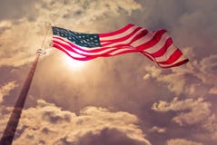 A bandeira do Estados Unidos funde no vento imagem de stock A bandeira do Estados Unidos funde no vento imagem de stock