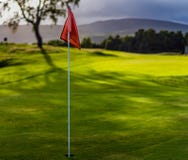Bandeira do golfe no campo de golfe do campeonato do vale de Spey, Aviemore foto de stock royalty free Bandeira do golfe no campo de golfe do campeonato do vale de Spey, Aviemore foto de stock royalty free
