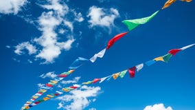 Bandeiras céu azul da oração e nuvem, platô tibetano fotografia de stock Bandeiras céu azul da oração e nuvem, platô tibetano fotografia de stock