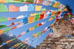 Bandeiras e montanha tibetanas coloridas da neve na área cênico China de Siguniang imagem de stock Bandeiras e montanha tibetanas coloridas da neve na área cênico China de Siguniang imagem de stock