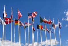 Bandeiras nacionais nos mastros As bandeiras do Estados Unidos, da Alemanha, da Bélgica, do Italia, da Israel, da Turquia e da ou fotografia de stock Bandeiras nacionais nos mastros As bandeiras do Estados Unidos, da Alemanha, da Bélgica, do Italia, da Israel, da Turquia e da ou fotografia de stock