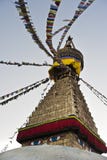 Bandeiras santamente coloridas no stupa Kathmandu Nepal do templo de Boudhanath imagens de stock royalty free Bandeiras santamente coloridas no stupa Kathmandu Nepal do templo de Boudhanath imagens de stock royalty free
