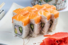 Bandeja do sushi isolada no fundo branco Entrega japonesa do restaurante do alimento - o maki Califórnia rola o partido grande aj fotos de stock royalty free Bandeja do sushi isolada no fundo branco Entrega japonesa do restaurante do alimento - o maki Califórnia rola o partido grande aj fotos de stock royalty free