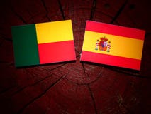 Bandera de Benin con la bandera española en un tocón de árbol foto de archivo Bandera de Benin con la bandera española en un tocón de árbol foto de archivo