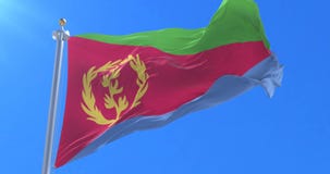 Bandera de Eritrea que agita en el viento con el cielo azul en lento, lazo Bandera de Eritrea que agita en el viento con el cielo azul en lento, lazo