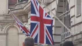 Bandera de Gran Bretaña un símbolo nacional delante de un edificio en Londres Bandera de Gran Bretaña un símbolo nacional delante de un edificio en Londres