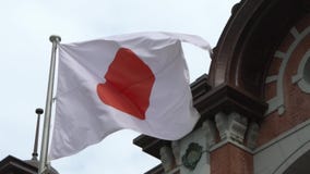 Bandera de la cámara lenta de Japón que agita en viento Estación de Tokio, Marunouchi ferroviario almacen de metraje de vídeo Bandera de la cámara lenta de Japón que agita en viento Estación de Tokio, Marunouchi ferroviario almacen de metraje de vídeo