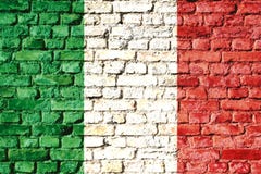 Bandera nacional de Italia pintada en una pared de ladrillo con los colores verdes, blancos y rojos tradicionales foto de archivo Bandera nacional de Italia pintada en una pared de ladrillo con los colores verdes, blancos y rojos tradicionales foto de archivo
