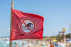 Bandera para una prohibición de baño en una playa llena imagenes de archivo Bandera para una prohibición de baño en una playa llena imagenes de archivo