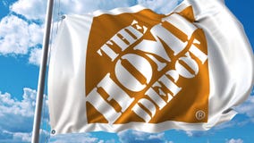 Bandiera d'ondeggiamento con il logo di Home Depot contro il cielo e le nuvole Rappresentazione editoriale 3D illustrazione vettoriale Bandiera d'ondeggiamento con il logo di Home Depot contro il cielo e le nuvole Rappresentazione editoriale 3D illustrazione vettoriale
