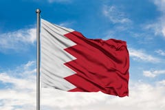Bandiera del Bahrain che ondeggia nel vento contro il cielo blu nuvoloso bianco Bandierina del Bahrein fotografia stock libera da diritti Bandiera del Bahrain che ondeggia nel vento contro il cielo blu nuvoloso bianco Bandierina del Bahrein fotografia stock libera da diritti