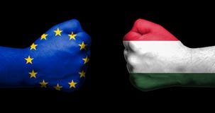 Bandiera di Unione Europea e dell'Ungheria dipinte su due pugni chiusi immagini stock Bandiera di Unione Europea e dell'Ungheria dipinte su due pugni chiusi immagini stock