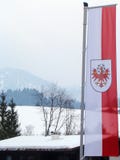 Bandiera Tirolo Austria ad un'asta della bandiera immagine stock Bandiera Tirolo Austria ad un'asta della bandiera immagine stock