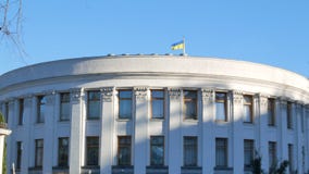 Bandiera ucraina che ondeggia sopra la costruzione di governo del Parlamento a Kiev - Verkhovna Rada Bandiera ucraina che ondeggia sopra la costruzione di governo del Parlamento a Kiev - Verkhovna Rada