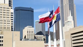 Bandiere che ondeggiano su Dallas del centro Bandiere che ondeggiano su Dallas del centro