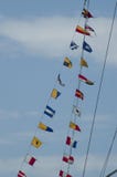 Bandiere di segnalazione sulle corde di un yacht immagine stock libera da diritti Bandiere di segnalazione sulle corde di un yacht immagine stock libera da diritti