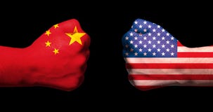 Bandiere di U.S.A. e della Cina su due pugni chiusi che si affrontano sul concetto nero della guerra commerciale della porcellana Bandiere di U.S.A. e della Cina su due pugni chiusi che si affrontano sul concetto nero della guerra commerciale della porcellana