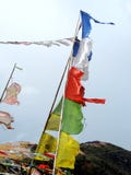 Bandiere variopinte secondo le abitudini del Bhutanese che ondeggiano in vento Fotografie Stock Libere da Diritti Bandiere variopinte secondo le abitudini del Bhutanese che ondeggiano in vento Fotografie Stock Libere da Diritti