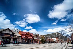 BANFF, CANADÁ - 12 DE ABRIL DE 2018: Avenida ocupada de Banff en el Banff N fotos de archivo BANFF, CANADÁ - 12 DE ABRIL DE 2018: Avenida ocupada de Banff en el Banff N fotos de archivo