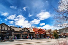 BANFF, КАНАДА - 12-ОЕ АПРЕЛЯ 2018: Занятый бульвар Banff в Banff n стоковая фотография rf BANFF, КАНАДА - 12-ОЕ АПРЕЛЯ 2018: Занятый бульвар Banff в Banff n стоковая фотография rf