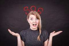 Bang gemaakte vrouw met sos hulpteken Stock Afbeelding Bang gemaakte vrouw met sos hulpteken Stock Afbeelding
