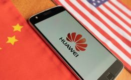 Bangalore, India, June 4, 2019 : Huawei Logo in Mobile, kept in between the US and china flag stock photography Bangalore, India, June 4, 2019 : Huawei Logo in Mobile, kept in between the US and china flag stock photography
