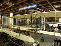 Bangalore, Karnataka, Indien - 5. September 2009 Replik von Wright Brothers Aeroplane-Modell 1903 lizenzfreies stockbild Bangalore, Karnataka, Indien - 5. September 2009 Replik von Wright Brothers Aeroplane-Modell 1903 lizenzfreies stockbild