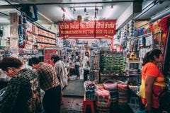 Bangkok, 12 11 18: Het leven in de straten van Bangkok De verkopers verkopen hun goederen in de straten van Chinatown stock foto Bangkok, 12 11 18: Het leven in de straten van Bangkok De verkopers verkopen hun goederen in de straten van Chinatown stock foto
