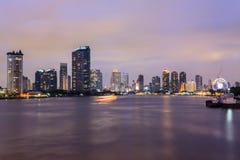 Bangkok miasto przy mrocznym czasem, Chao Phraya Rzeczny widok, Thailan zdjęcie stock Bangkok miasto przy mrocznym czasem, Chao Phraya Rzeczny widok, Thailan zdjęcie stock