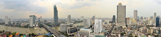 Bangkok-Skyline mit dem Chao Phraya Stockfotos Bangkok-Skyline mit dem Chao Phraya Stockfotos