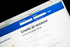 BANGKOK, TAILANDIA - 8 agosto: La connessione di Facebook di Home Page e firma su Potete entrare O se non avete un conto potete f fotografia stock BANGKOK, TAILANDIA - 8 agosto: La connessione di Facebook di Home Page e firma su Potete entrare O se non avete un conto potete f fotografia stock