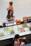 Bangkok, Tailandia - 29 de julio de 2017: La muchacha del adolescente elige comprar helado bajo en calorías imagen de archivo libre de regalías Bangkok, Tailandia - 29 de julio de 2017: La muchacha del adolescente elige comprar helado bajo en calorías imagen de archivo libre de regalías