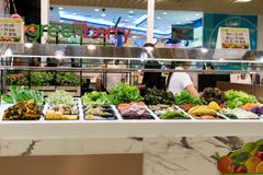 Bangkok, Tailandia - 29 de julio de 2017: La tienda interior de la ensalada, allí es un montón de verduras coloridas foto de archivo libre de regalías Bangkok, Tailandia - 29 de julio de 2017: La tienda interior de la ensalada, allí es un montón de verduras coloridas foto de archivo libre de regalías