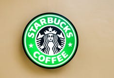 Bangkok, Tailandia 11 de julio: Logotipo de Starbuck en la pared el 11 de julio de 2014 en el círculo Rajapruek, Bangkok, Tailand imagenes de archivo Bangkok, Tailandia 11 de julio: Logotipo de Starbuck en la pared el 11 de julio de 2014 en el círculo Rajapruek, Bangkok, Tailand imagenes de archivo