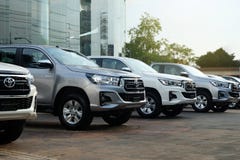 Bangkok, Tailandia - 13 de mayo de 2018: Fila de las nuevas camionetas pickup para la venta, Toyota Hilux Revo 2018 foto de archivo Bangkok, Tailandia - 13 de mayo de 2018: Fila de las nuevas camionetas pickup para la venta, Toyota Hilux Revo 2018 foto de archivo