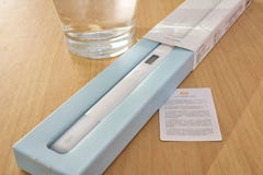 BANGKOK, TAILANDIA - 12 DE MAYO DE 2019: Probador Pen Unboxing Next del agua de Xiaomi MI TDS a un vaso de agua imagenes de archivo BANGKOK, TAILANDIA - 12 DE MAYO DE 2019: Probador Pen Unboxing Next del agua de Xiaomi MI TDS a un vaso de agua imagenes de archivo