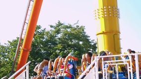 Bangkok, Tailandia 24 de noviembre de 2015 La máquina de sacudida en el mundo ideal es una del parque de atracciones famoso del ` metrajes Bangkok, Tailandia 24 de noviembre de 2015 La máquina de sacudida en el mundo ideal es una del parque de atracciones famoso del ` metrajes